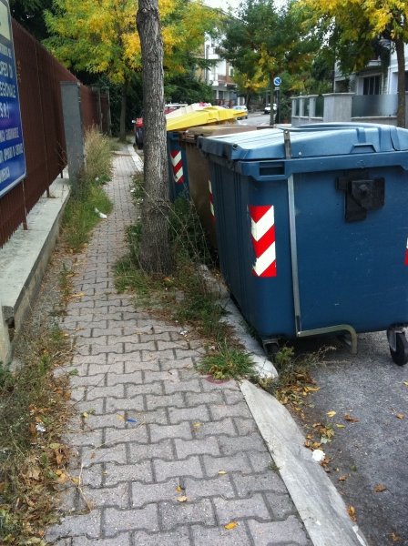 Il degrado urbano in via A. Gramsci