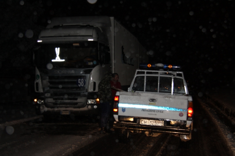 CamionBloccatiNeve132.JPG