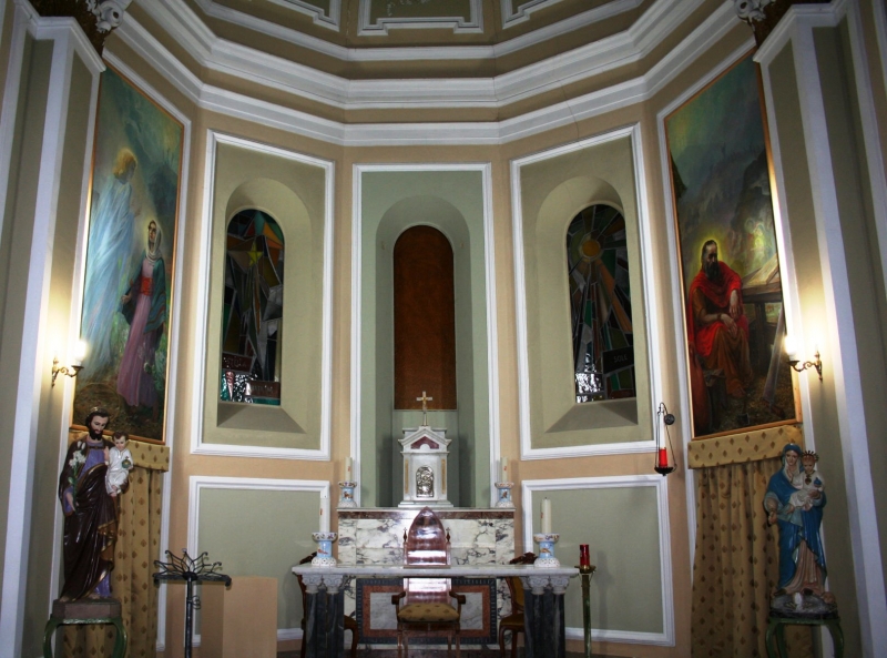 La cappella dell'ex convento delle suore francescane con le due tele di Spoltore