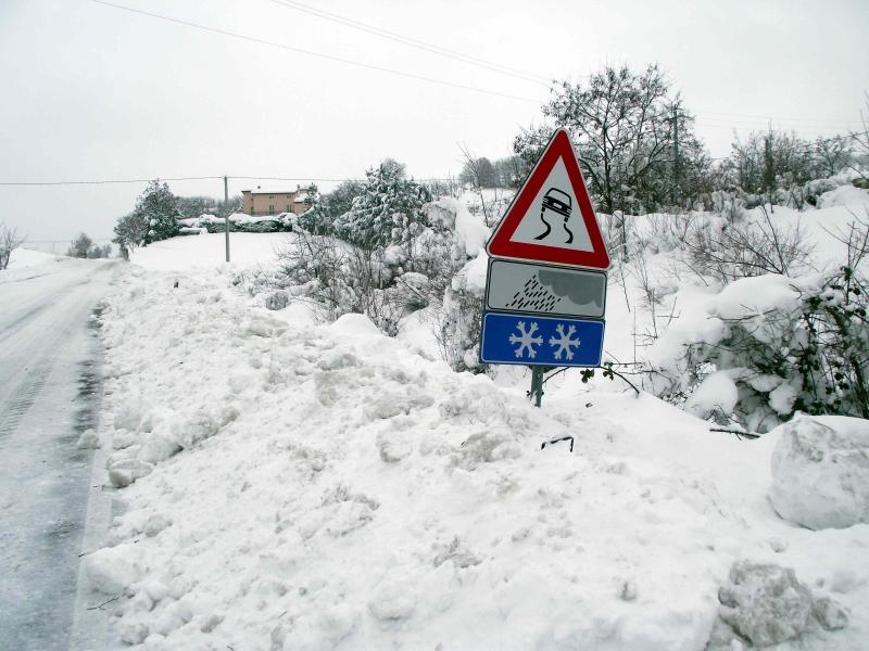 neve_lungo_strada.jpg