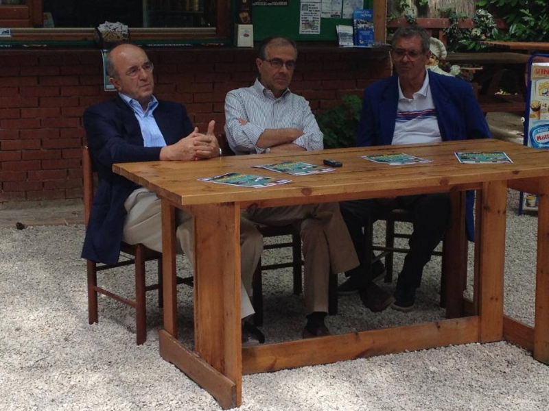 Mario Taraborrelli, il sindaco Sandro Salvi e il campione di biliardo Nestor Gomez