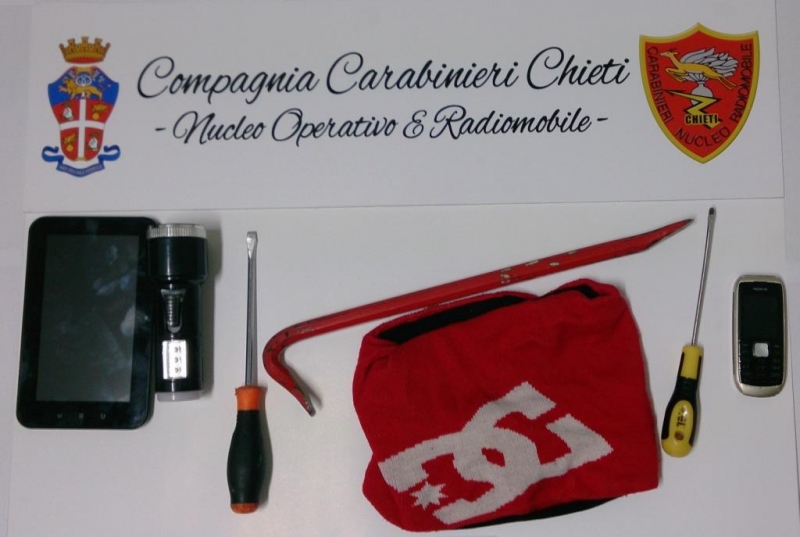 Gli arnesi sequestrati ai rapinatori