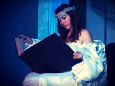 micol-olivieri-in-una-scena-dello-spettacolo.jpg