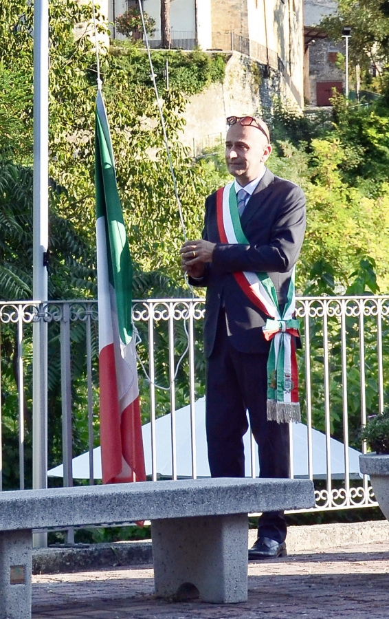 sindaco-con-bandiera.jpg